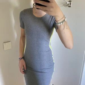 söt klänning - Klänning med detaljer på sidan från hm. Används aldrig, bra skick. Strl xs. Hämtas i Karlstad eller skickas mot fraktkostnad 