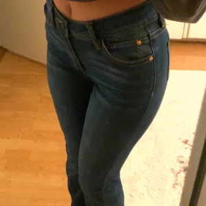 Mörkblåa lowwaist - Lowrise jeans från fashionnova.
