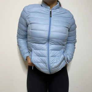 Ljusblå sportjacka - En fin och luftig sportjacka. Bra när man är ute och joggar då den inte blir för instängd.