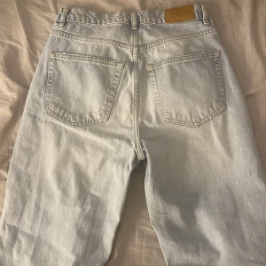 Blåa Jeans ginatricot - Köpta för inte alls länge sedan men inte kommit till så mycket användning, st 36 otroligt fina byxor ❤️