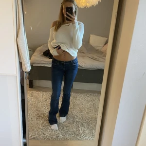 Zara low waist - Säljer mina mörkblåa low waist jeans från zara som inte går att köpa längre, storlek 36, använda Max 5 gånger💕💕 jag är 168 cm! Pris kan diskuteras