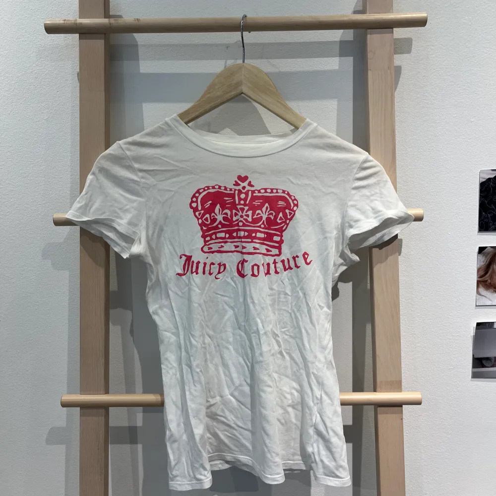 RESERVERAD!!  Säljer denna suuupergulliga och superunika t-shirten från juicy couture! Hör av dig för fler bilder🥰. T-shirts.