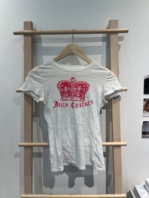 NEDSATT FRÅN 250kr - Juicy couture t-shirt! - RESERVERAD!!  Säljer denna suuupergulliga och superunika t-shirten från juicy couture! Hör av dig för fler bilder🥰