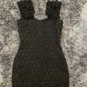 Snygg svart klänning osäker vart den kommer ifrån med det är storlek s/m den har aldrig blivit använd ❤️ passar till fest eller när man ska va extra fin!❤️