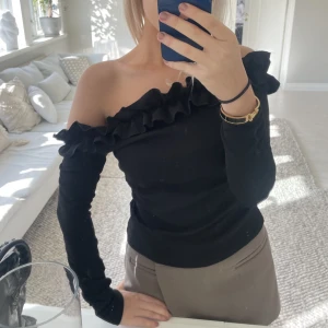 Off shoulder volang topp  - Nyskick, super snygg, går att ha bära på olika sätt 💓