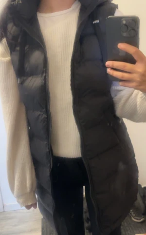 Västar  - Den svart västen:300 kr  Storlek 34  Ljusa päls västen:350kr  Xl men passar m-s Svarta pälsvästen:1000kr Vet nt men jag är storlek m/s