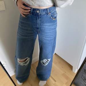 Helt nya jeans med lappen kvar. Aldrig använt då det inte riktigt va min stil. Strl 36. Säljer för 200kr+ eventuell frakt. Kan hämtas o Karlstad