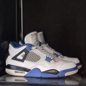 Jordan 4 motorsport - 🦋Jordan 4 motorsport 🦋⭐️Äkthetsbevis finns ⭐️🥥Storlek 43 🥥🔥Bra skick 🔥🍀Skickar gärna fler bilder eller svarar på frågor 🍀🎸Äkta 🎸🌸Pris kan diskuteras vid snabb affär 🌸