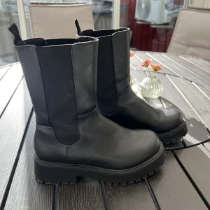 Boots - Jättesnygga boots som är perfekta till höstklänningar. Liten skada på insidan av skon vilket gör att den inte syns så tydligt när dom är på. Veganska
