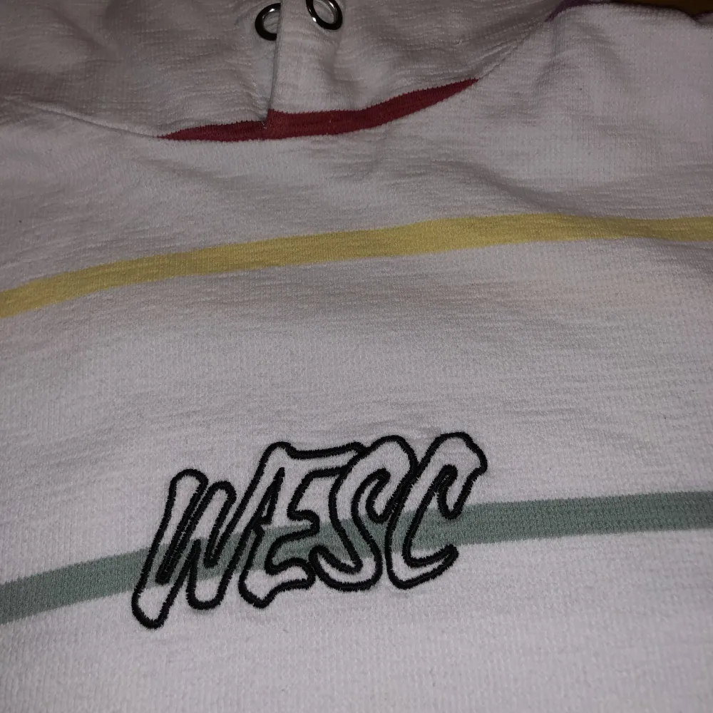 Säljer en sällsynt WESC hoodie i storlek s, är väldigt svår att få tag i. Pm för funderingar👍. Hoodies.