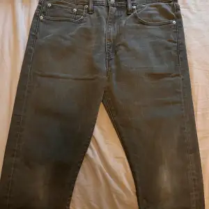 Snygga Levis Jeans i svart/grå färg. Storlek 30-30. Finns mer grejer i profil så in o ta en kik 🧿💙💙