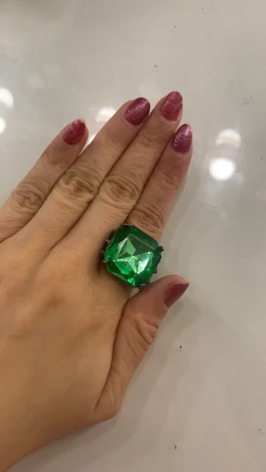 Ring - En svart/grå ring med en grön diamant på. aldrig använt men den är i bra skick och bekväm att ha på sig, kommer inte ihåg vart jag köpte den. Storleken är i sista bilden, den kan vara antingen lite större eller mindre för det var svårt att mäta storleken.