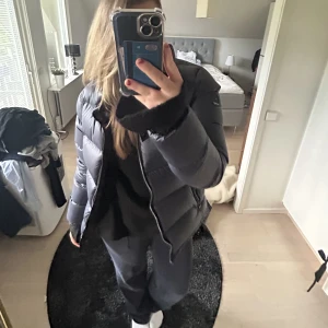 Superdry alpine down jacket  - Säljer denna supersnygga jacka från superdry store. Har använt den en gång så är så gott som ny💞💞 