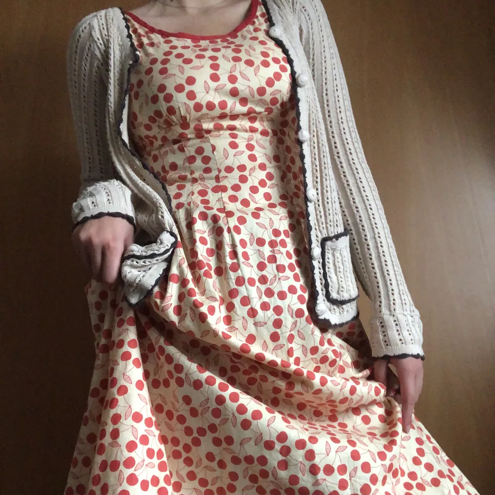 Supersöt vintage klänning med körsbärsmönster på. Väldigt 50-tal, verkar vara handgjord. Köpt på beyond retro.  ig- @thrifty.sthlm. Klänningar.