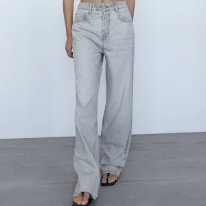 Raka jeans zara - Säljer par sjukt snygga jeans från zara, pga för små! Kan skicka bilder på jeansen vid efterfrågan🤍  Storlek 36