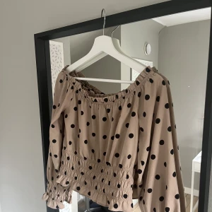 Topp  - Off shoulder topp från bikbok 120+frakt💕