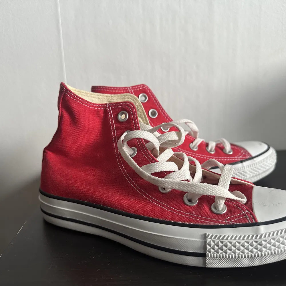 Röda Converse i storlek 36.5.  Har aldrig varit ute i dem, sulorna är helt oanvända, dock har de ett par märken framtill.. Skor.