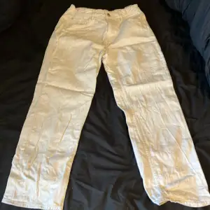 Tja! Säljer mina riktigt snygga vita jeans från hm. Inga skador eller något sånt för utom lite smuts man ser på den sista bilden. 