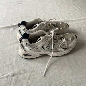 New balance - Säljer mina new balance! Super supersköna men används ej längre! Använt skick därav priset. Går säkert att tvätta upp dem. Hälen är lite nertrampad på ena skon 💗 köpta för 1200