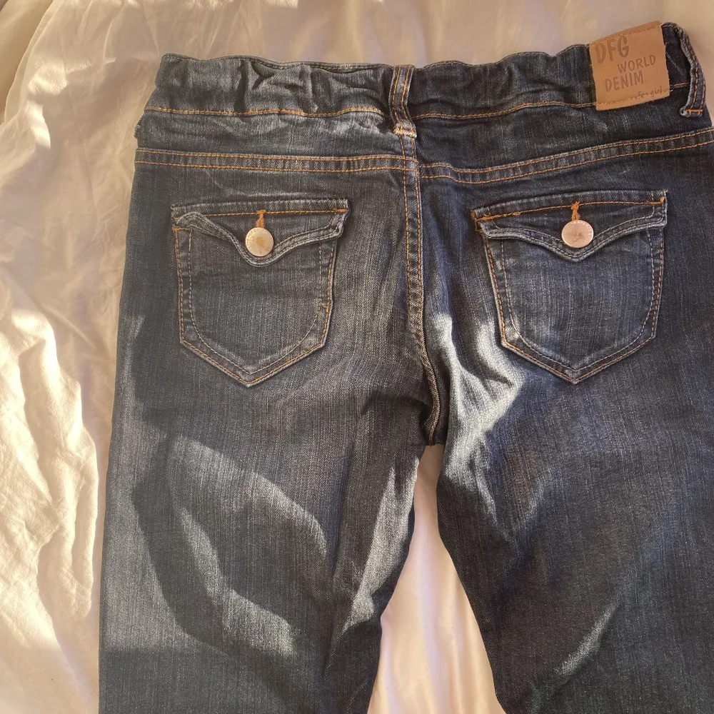 Såå snygga lågmidjade straight leg jeans som sitter helt perfekt. Storlek 164 men sitter som xs- s, midjemått: 86 (justerbart) innerbenslängd: 83,5. Från zara men köpta second hand men i superfint skick! Använd gärna köp nu💗. Jeans & Byxor.