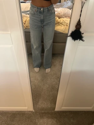 Jeans - Säljer nu mina zara jeans som jag bara använt ca. 2 gånger. Dom är precis som nya. Stl. 36  Frakt ingår inte i priset!!