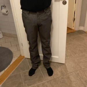 Jeans bläck - Gråa jeans  Som ny. Märke: bläck Storlek: 48  Herrmodell 