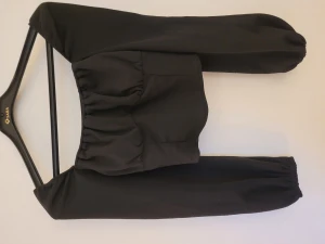 Läcker topp! - Läcker topp med långa ärmar och lika urringning fram och bak. Snyggt rynk över bysten. Aldrig använd!