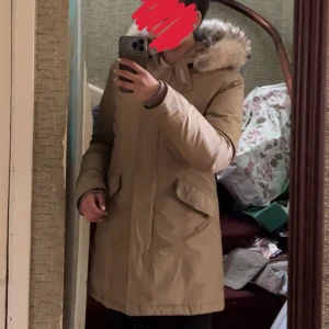 Woolrich dam jacka - Woolrich i bra skick i storlek M men skulle säga mer en S/M, Man får plats med en lite tjockare tröja under. Ny pris 9.700 , skickar gärna mer bilder vid intresse🥰 