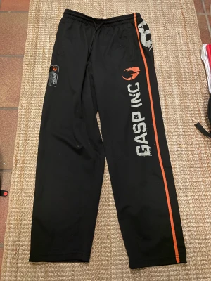 Gasp inc byxor  - Ja säljer nu minna Gasp inc byxor då jag inte andvänder dom längre. Byxorna e vida i benen och väldigt luftiga och sköna vid andvändning. Perfekt för gymmet. Inköpta för 900. Tveka inte att skriva ifall du skulle ha någon fråga eller vilja ha mer bilder.