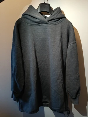Grå kofta i storlek Xs - Grå kofta med luva i storlek Xs. 