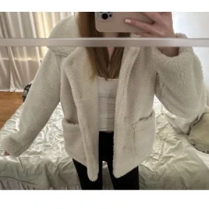 Jacka - En jättefin jacka som passar till vintern och är varm. Lånade bilder från henne jag köpte från Plick!