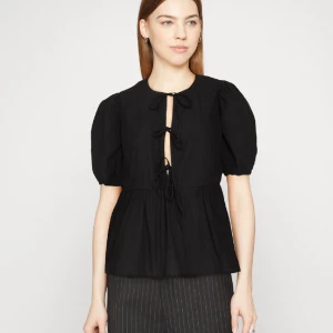 Svart blus med knytning - Säljer denna populära blus från pieces! Har endast använts fåtal gånger. Hör gärna av dig vid intresse eller om du har frågor🥰priset går att diskutera (Nypris 359kr) 