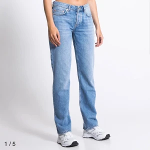 Blå lågmidjade jeans  - Från Lager 157, köpte för någon år sedan men dem är för korta nu! Dem kostar vanligtvis runt 400-500 Skriv privat för frågor 