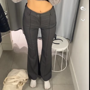 Kostymbyxor  - Gråa kostymbyxor, säljer för 140kr