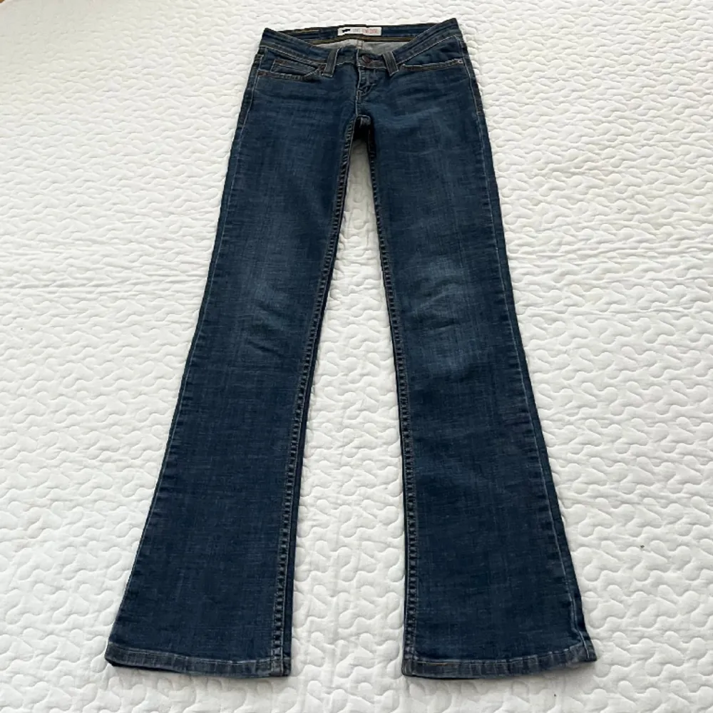 Lågmidjade vintage levis jeans med snygga fickor som passar storlek xs-s, midjemått: 78cm beninnerlängd: 81cm 🍒. Jeans & Byxor.