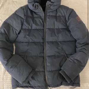 superdry puffer jacka  - jättefin vinter jacka från superdry som e köpt på vinted men tyvärr inte kommer till användning då jag har en liknande! den är väldigt skön och varm 💕💕 kp för frågor!