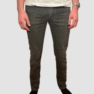 Gråa Levis Jeans - Levis 511 slimfit jeans i storlek 30/32  Nyskick Vid funderingar eller fler bilder skicka ett meddelande!