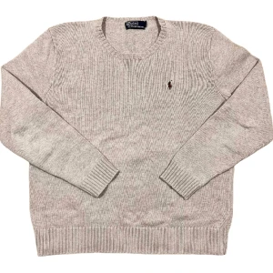 Ralph Lauren Stickad Tröja  - Beige stickad tröja från Ralph Lauren i väldigt fint skick! Storlek M, ställ gärna frågor!😊