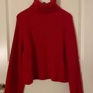 Röd stickad polo tröja från hm som är fin nu till julen! Nästan aldrig använt❤️ (nypris 300) 