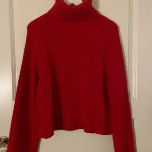 Röd stickad polo tröja från hm som är fin nu till julen! Nästan aldrig använt❤️ (nypris 300) 