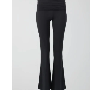 yogapants från ginatricot - Säljer mina yogapants från ginatricot i svart, eftersom dom är på gränsen att va fö korta i benen på mej. Men dom är i nyskick, använt max 5ggr💞nypris: 360kr mitt pris 200kr, vid frågor äre ba å skriva💗