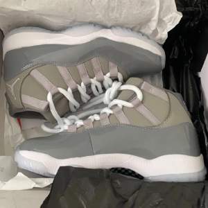 Jordan 11 cool grey i storlek 37,5. Skorna är helt nya i paket med kvitto och sertifikat. Skorna går för 3000kr men säljer för 2500kr. Hör gärna av dig vid intresse eller vid frågor 