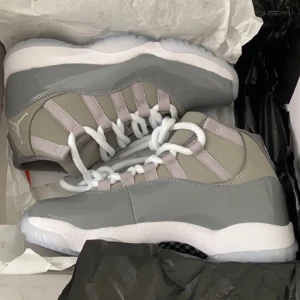 Jordan 11 cool grey  - Jordan 11 cool grey i storlek 37,5. Skorna är helt nya i paket med kvitto och sertifikat. Skorna går för 3000kr men säljer för 2500kr. Hör gärna av dig vid intresse eller vid frågor 