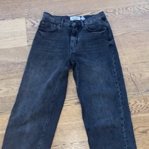 Jeans, Pull & Bear - Jeans storlek EUR 38, använda fåtal gånger men mycket bra skick. 