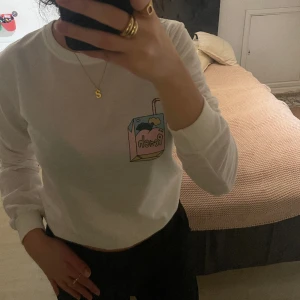 Tröja - Säljer denna supersöt tröjan. Vet tyvärr inte vart den kommer ifrån eller storlek. Den sitter väldigt fint på mig som är S/M