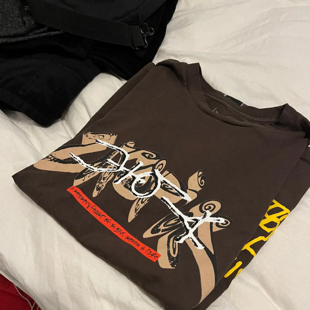 En grymt snygg t-shirt designad och droppad av Travis Scott i samband med hans senaste album Utopia.  Flera artiklar från samma dropp finns i min profil.. T-shirts.