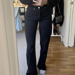 Svarta jeans från bikbok, inga defekter, nyskick, storlek 26, skulle säga S-M, nypris 699, pris går att diskutera👩🏼‍❤️‍💋‍👩🏽