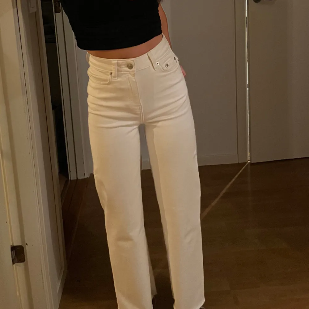 Vita raka jeans i mycket fint skick! Inte genomskinliga 🤩🤍. Jeans & Byxor.