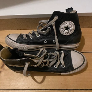 Converse - Säljer ett par superfina och trendiga svarta läderconverse som tyvärr inte kommer till användning längre💘 skon är en super fin och skön sko! (Använda)