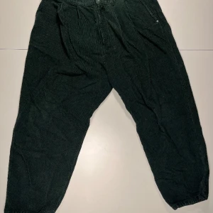District 46 - Corduroy byxa - Mörkgrön Reglerbara vid fotled Använd max 5 gånger  Väldigt bra skikt Sköna och varma